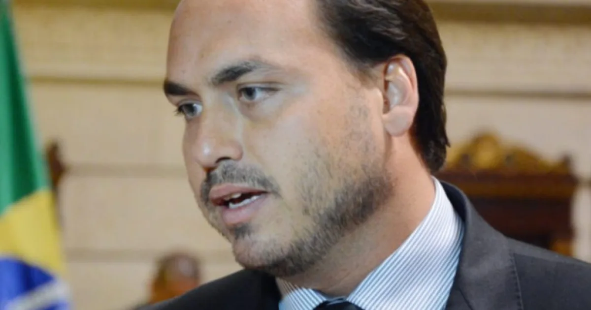 Carlos Bolsonaro faz crítica direta a Moraes sobre decisão