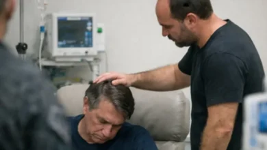 Carlos Bolsonaro relata visita ao pai: “Homem forte apagado”