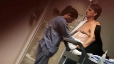 Carlos publica foto de Bolsonaro no hospital e diz que quadro é "delicado"