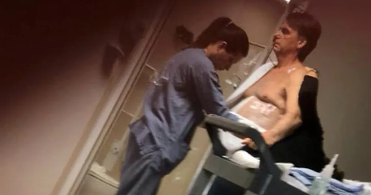 Carlos publica foto de Bolsonaro no hospital e diz que quadro é "delicado"