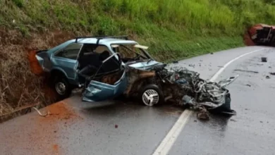 Casal morre após carro bater de frente com carreta na BR-116, em Leopoldina