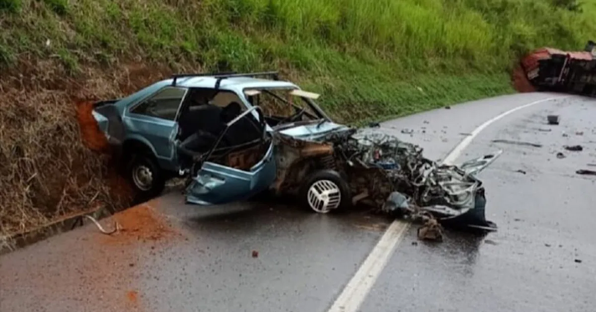 Casal morre após carro bater de frente com carreta na BR-116, em Leopoldina
