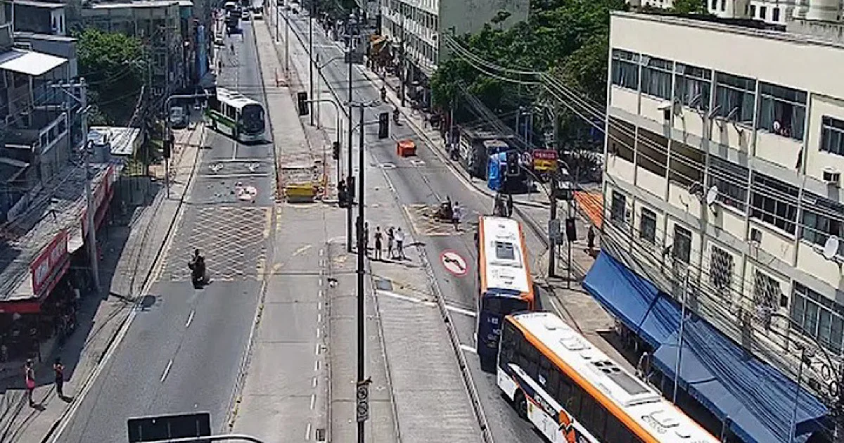 Cinco ônibus são sequestrados e usados como barricadas no Rio