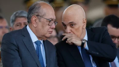 Clima pesado no STF, Gilmar chora ao falar de Moraes: "Tempos sombrios"