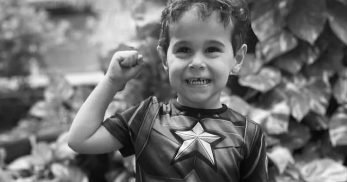 Criança de três anos morre afogada em piscina de casa