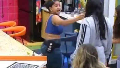 Depois de peidar no rosto do Jonas, Milena quebra as regras e joga barata nos participantes 3 Depois de peidar no rosto do Jonas, Milena quebra as regras e joga barata nos participantes