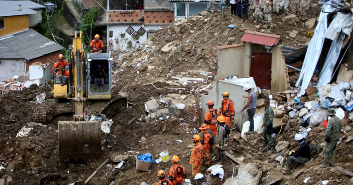 Deslizamento de terra mata mais de 200 pessoas, autoridades confirmam