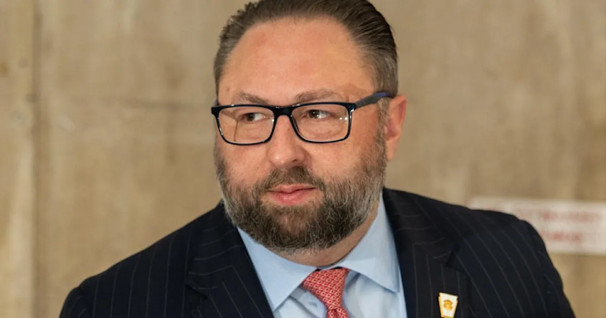 Ex-assessor de Trump repercute notícia britânica sobre Moraes “estar em apuros”