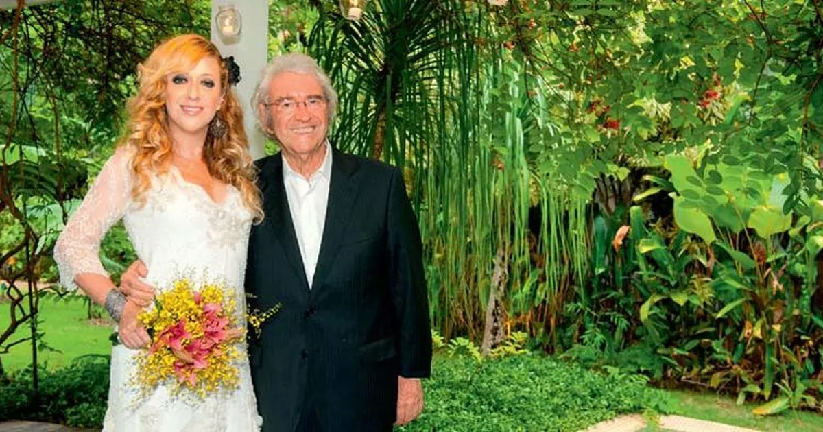 Filha única de Juca de Oliveira se despede do pai no enterro