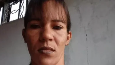 Filhos são detidos durante o velório da mãe