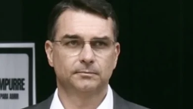 Flávio Bolsonaro age e faz novo pedido a Moraes; entenda