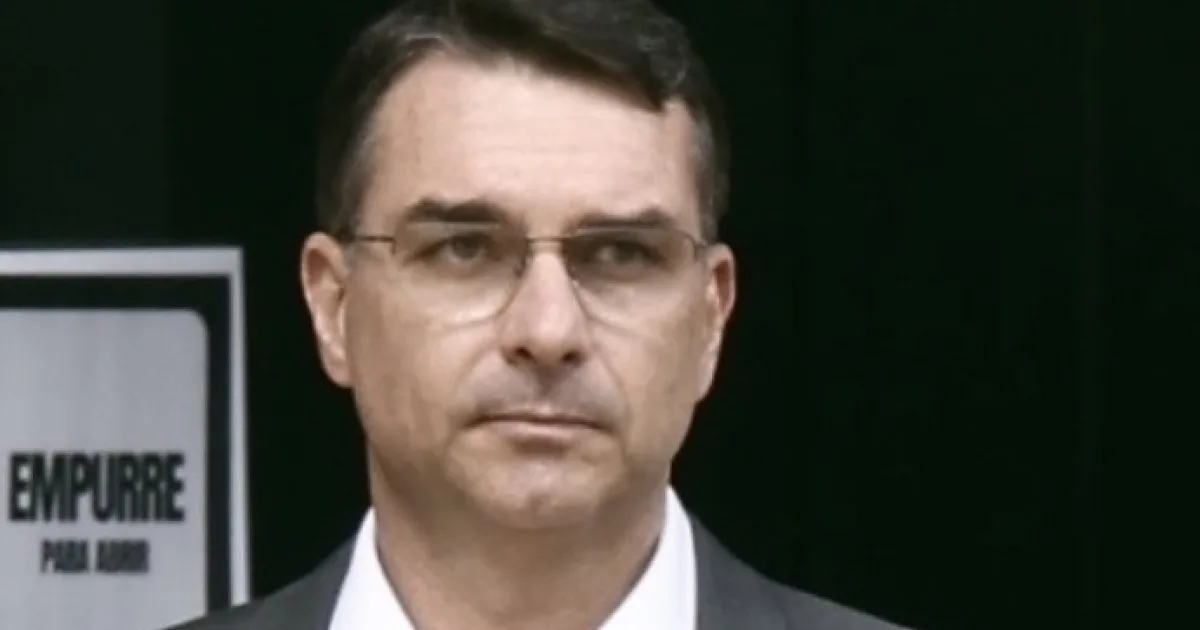 Flávio Bolsonaro age e faz novo pedido a Moraes; entenda