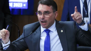 Flávio Bolsonaro comenta que o pai não aguentava ver 'uma flor' na cadeia e critica prisão domiciliar de 90 dias