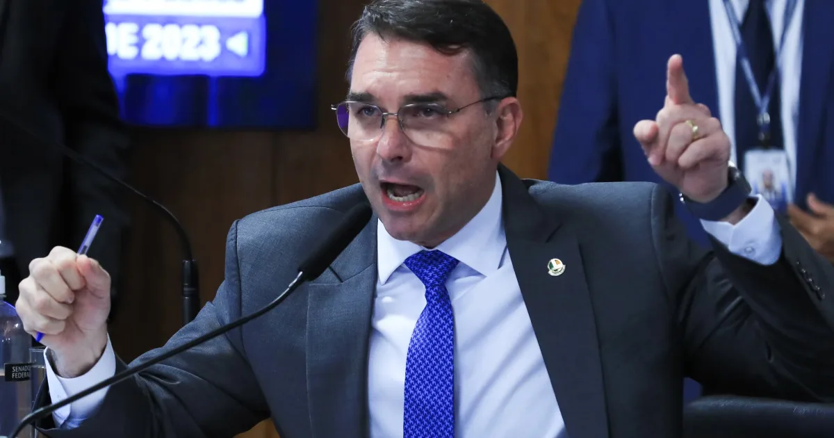 Flávio Bolsonaro comenta que o pai não aguentava ver 'uma flor' na cadeia e critica prisão domiciliar de 90 dias