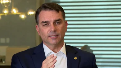 Flávio Bolsonaro critica decisão de Moraes sobre prisão domiciliar do ex-presidente