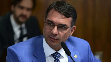 Flávio Bolsonaro diz que decisão de Moraes pode levar EUA a taxar o Brasil