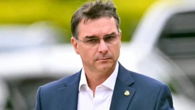 Flávio Bolsonaro passa por cirurgia oftalmológica em Brasília e deve retomar agenda em breve