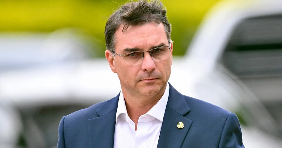Flávio Bolsonaro passa por cirurgia oftalmológica em Brasília e deve retomar agenda em breve
