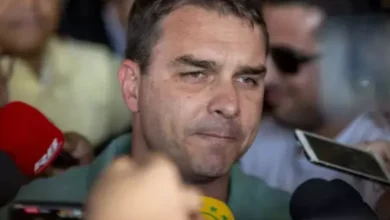 Flávio Bolsonaro passa por duas cirurgias em hospital de Brasília