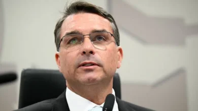 Flávio Bolsonaro publica vídeo que pede renúncia de Moraes