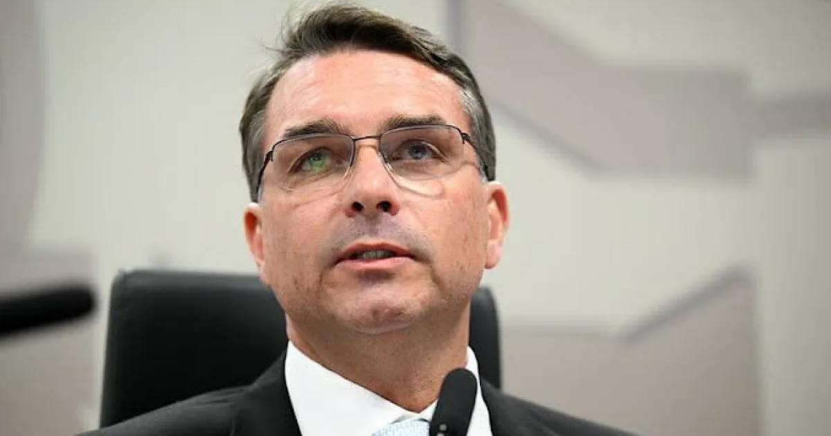 Flávio Bolsonaro publica vídeo que pede renúncia de Moraes