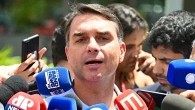 Flávio Bolsonaro visita Moraes para pedir prisão domiciliar a seu pai