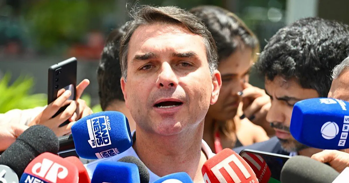 Flávio Bolsonaro visita Moraes para pedir prisão domiciliar a seu pai