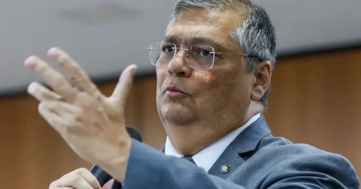 Flávio Dino acompanha Alexandre de Moraes em voto