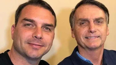 Flávio diz que família cantou parabéns a Bolsonaro na UTI