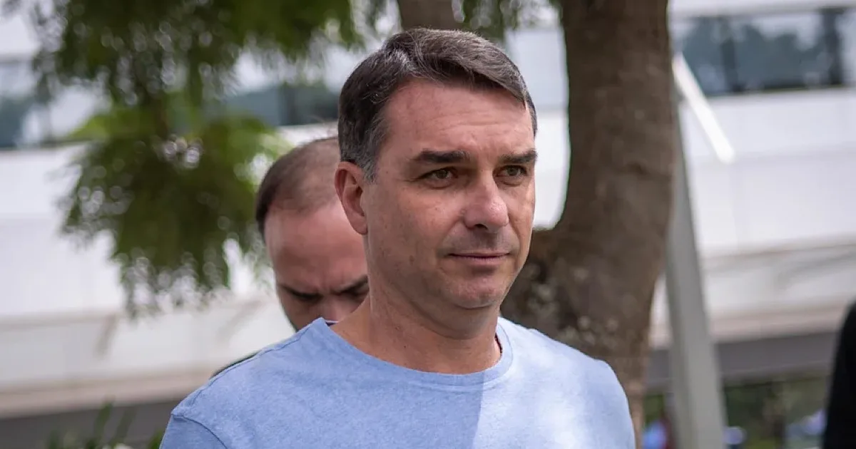 Flávio se manifesta após PGR recomendar prisão domiciliar de Bolsonaro