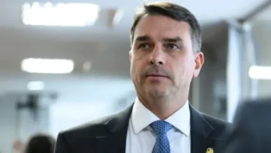 Justiça remove publicação sobre salário mínimo e Flávio