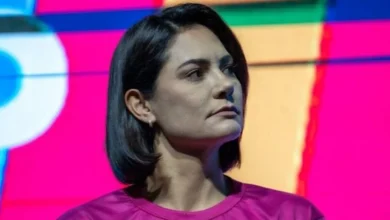 Michelle diz que Bolsonaro teve leve melhora, mas segue na UTI