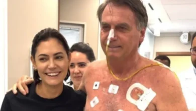 Michelle posta foto com Bolsonaro no hospital e manda recado: “Seguirei cuidando do meu marido”