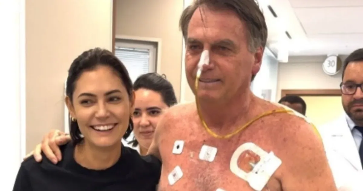Michelle posta foto com Bolsonaro no hospital e manda recado: “Seguirei cuidando do meu marido”
