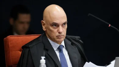 Ministros do STF tentam convencer Moraes a autorizar prisão domiciliar a Bolsonaro