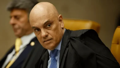 Moraes manda Bolsonaro ficar vigiado 24 horas