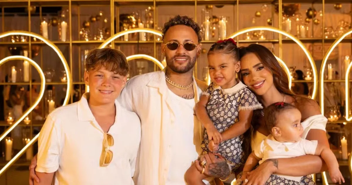 Neymar aparece com pingente de inicial “A” em redes; entenda 1 Neymar aparece com pingente de inicial “A” em redes; entenda