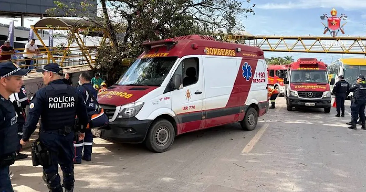 Ônibus escolar bate em passarela no DF e deixa múltiplas vítimas