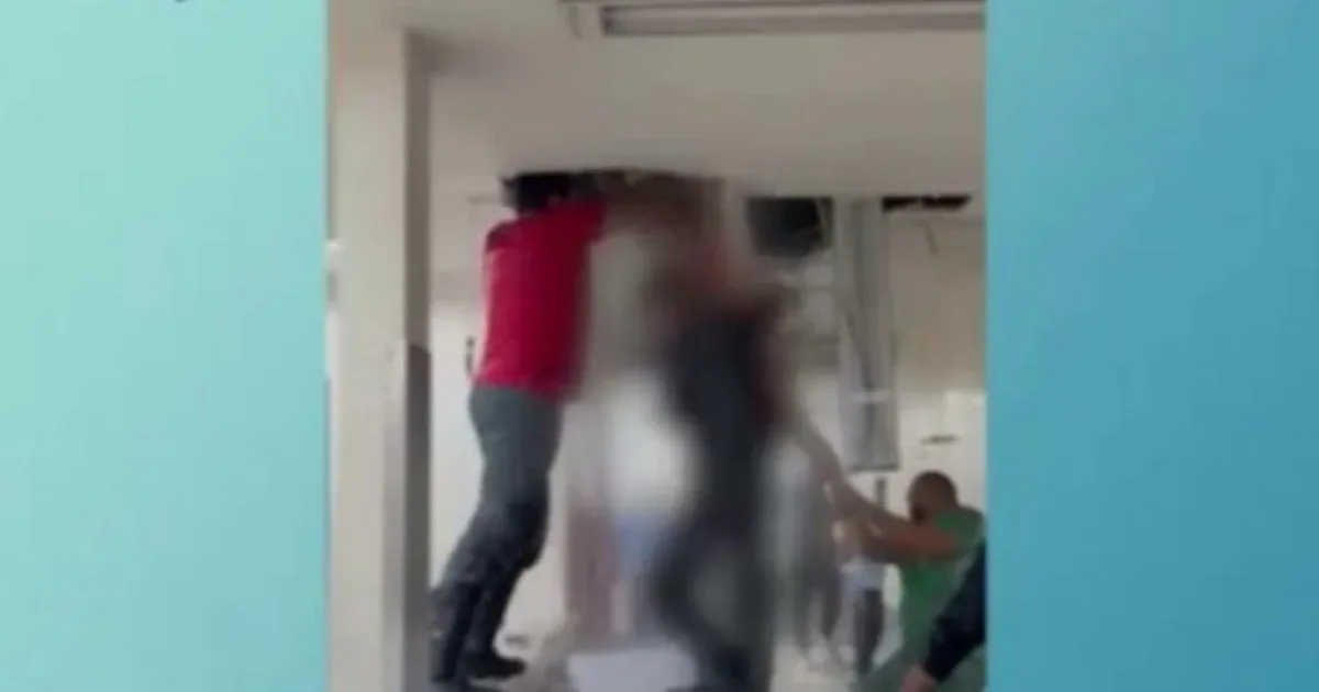 Paciente em momento de surto cai do forro e assusta equipe em hospital