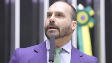 Polícia Federal cita Eduardo Bolsonaro por abandono de cargo