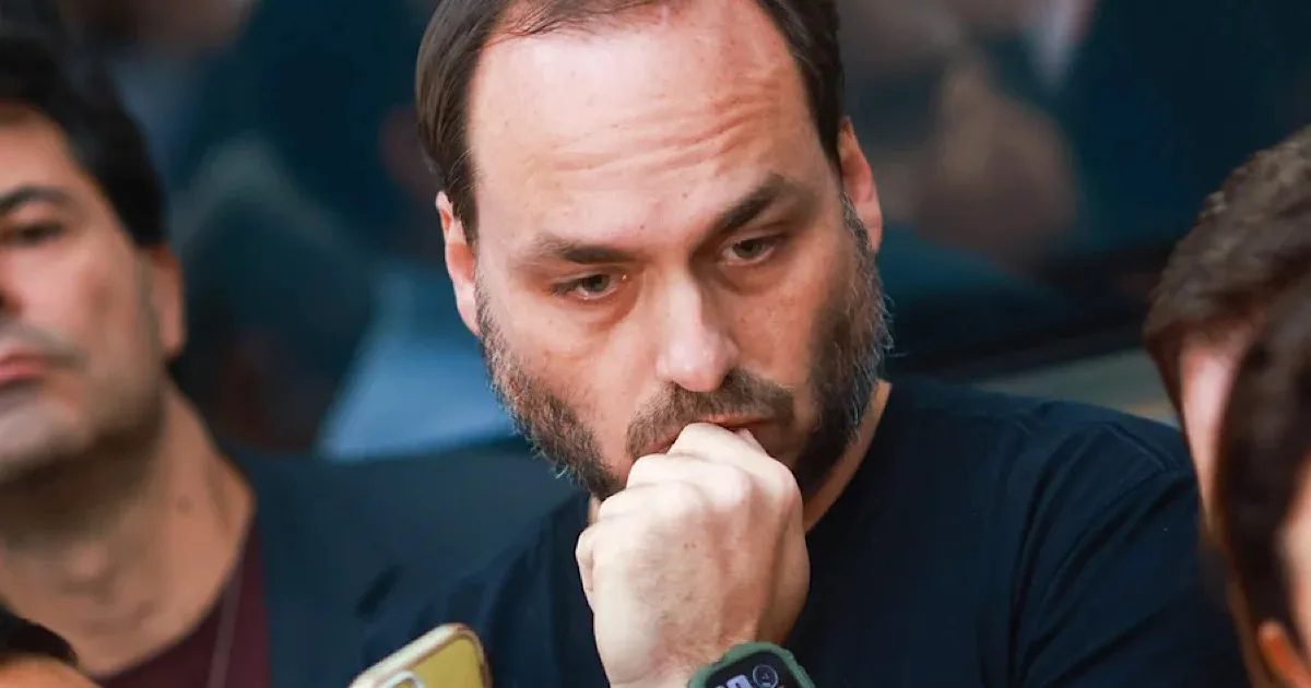 “Quadro continua grave”, diz Carlos Bolsonaro sobre o pai